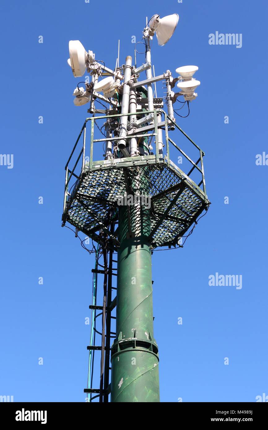 Fernmeldeanlagen - direktionale Handy-Antenne Gerichte. Drahtlose Kommunikation. Stockfoto