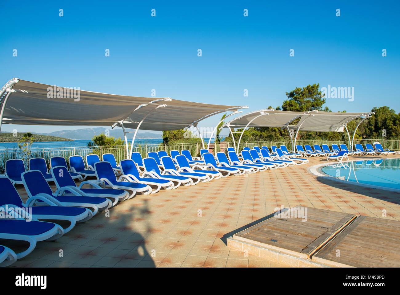 Schöner Pool im Freien auf strahlenden Sommertag Stockfoto