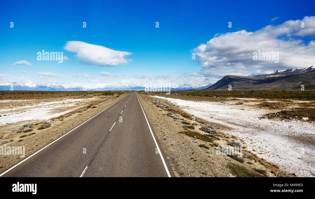 Weg nach El Chaltén Dorf mit Fitz Roy Bergkette im Hintergrund, Argentinien. Stockfoto