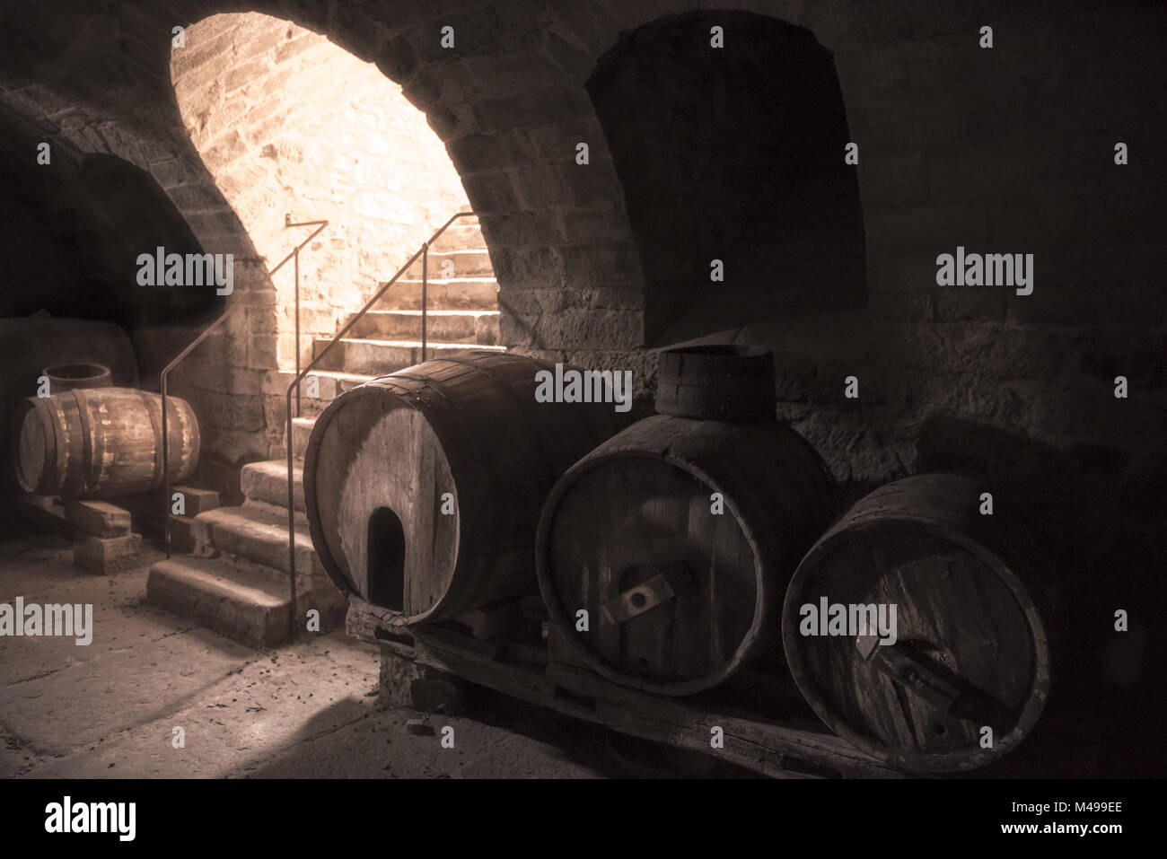 Alten Weinkeller mit Holzfässern und Stein Treppe Stockfoto