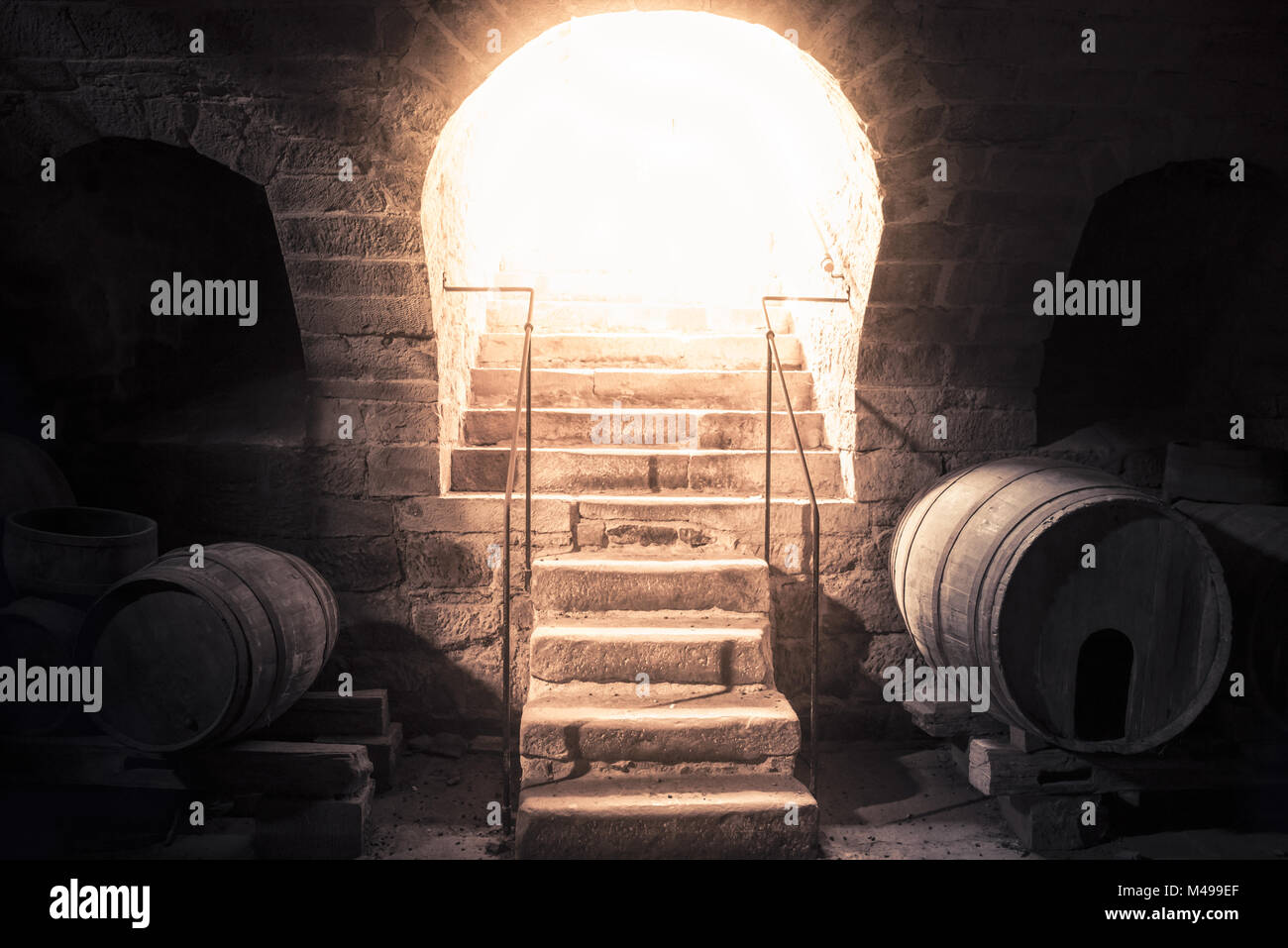 Weinkeller steinerne Treppe hinauf in Richtung helles Licht Stockfoto