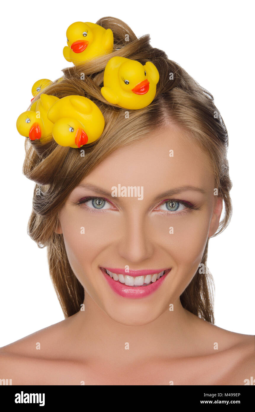 Schöne Frau mit gelben Enten im Haar Stockfoto