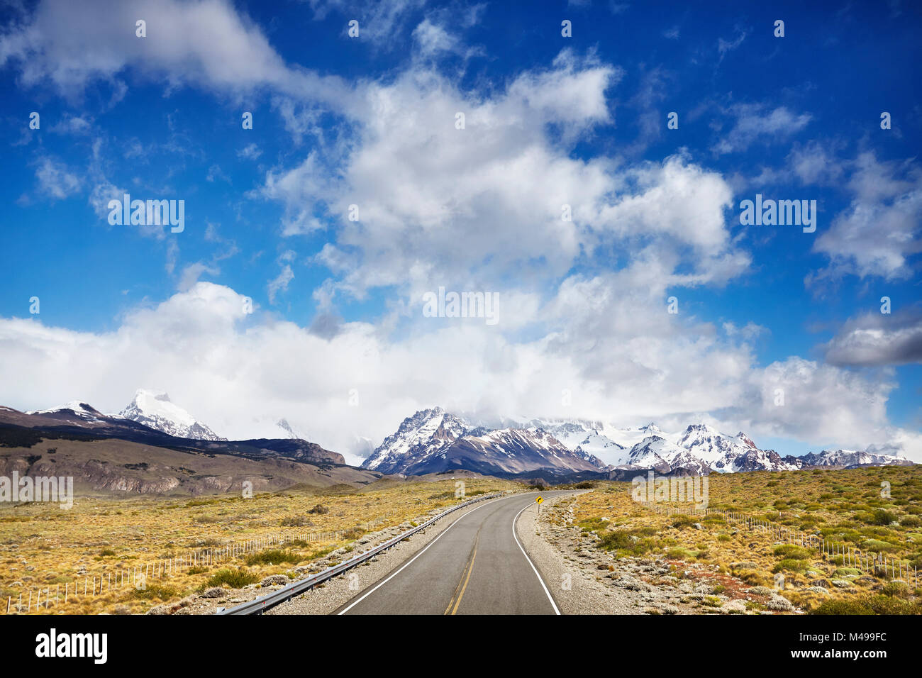 Weg nach El Chaltén Dorf mit Fitz Roy Bergkette im Hintergrund, Argentinien. Stockfoto