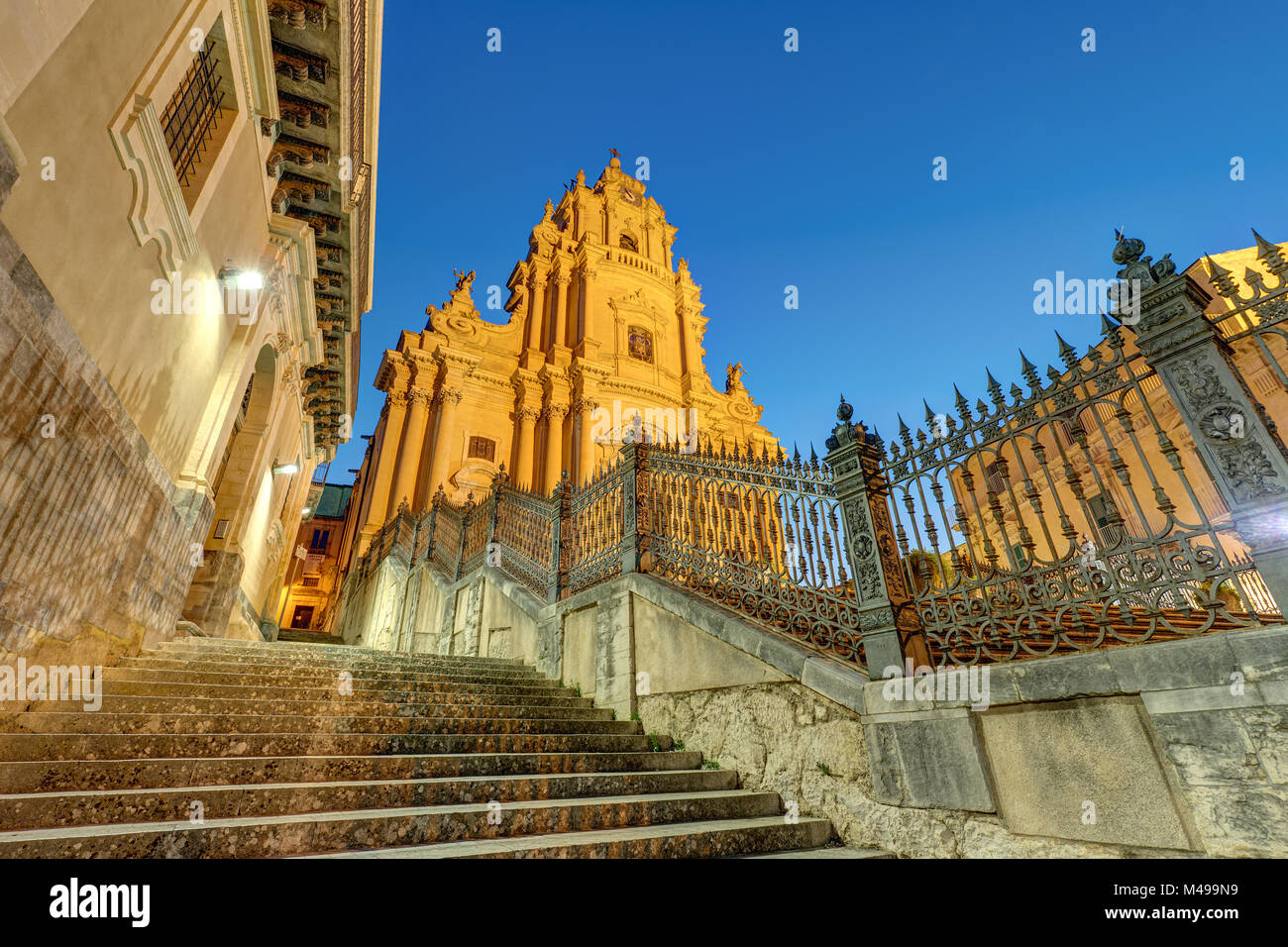 Die Kathedrale von Ragusa Ibla in Sizilien in der Nacht Stockfoto