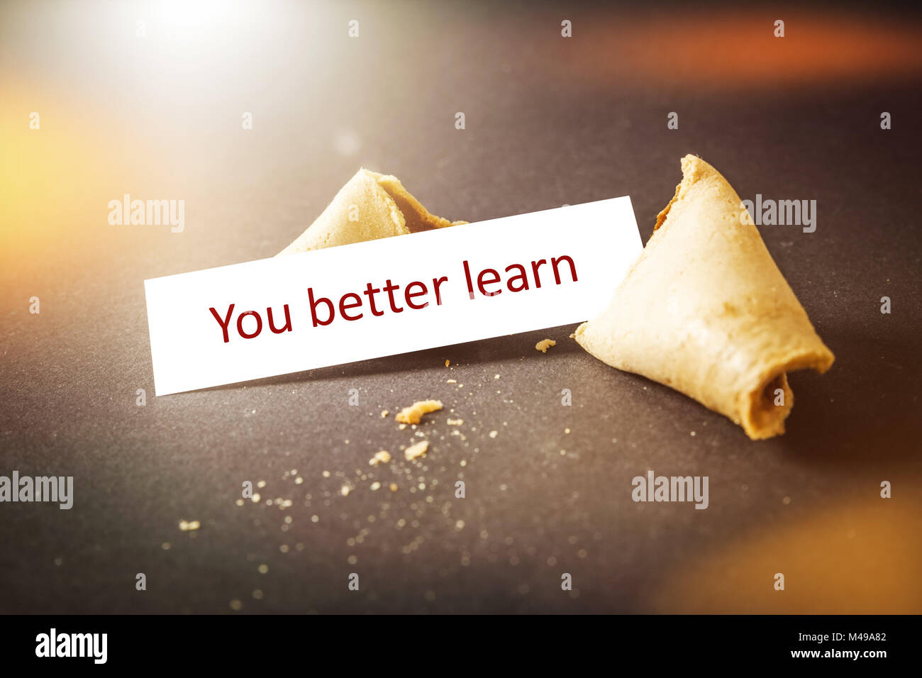 Einen Glückskeks mit Nachricht erlernen Sie besser Stockfoto