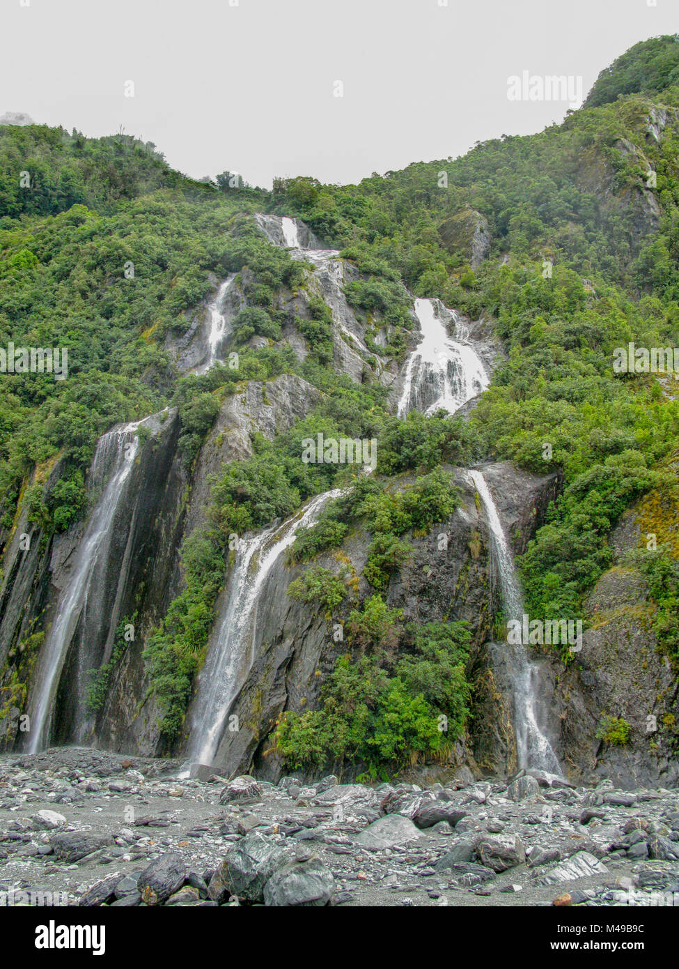 Wasserfall in der Nähe von Franz Joseph Gletscher in Neuseeland Stockfoto