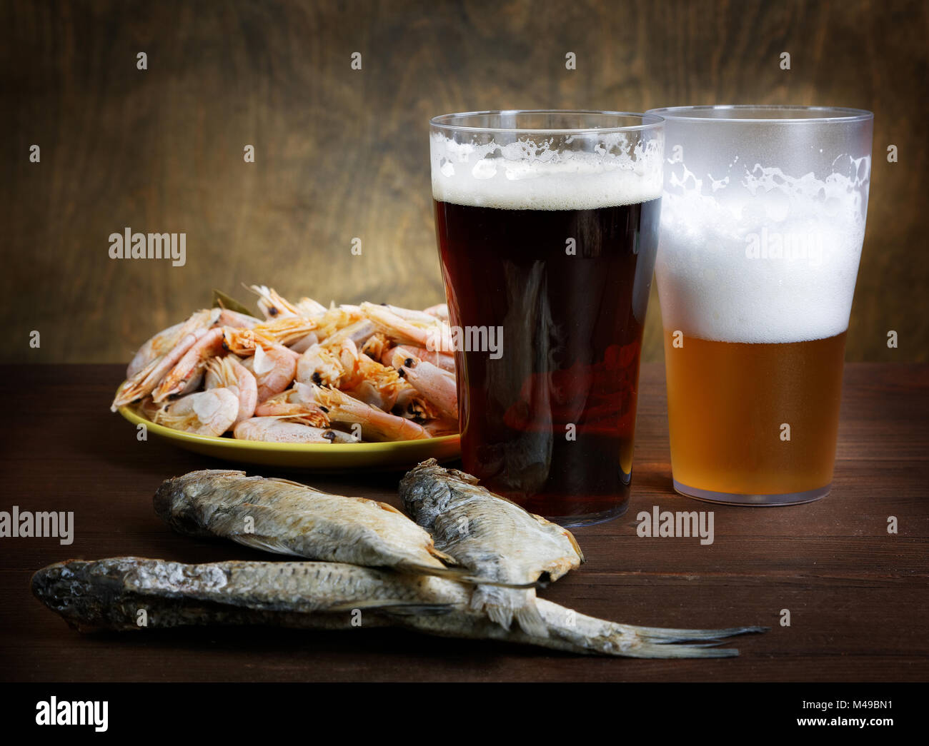 zwei Gläser Bier mit getrockneten Fischen und Krebsen Stockfoto