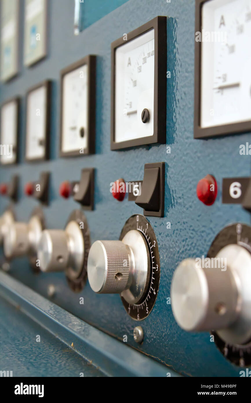 Instrumententafel mit Überlastschalter und Schalter Stockfoto
