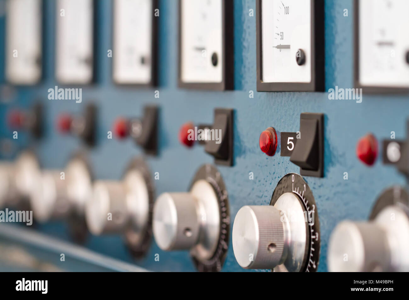 Instrumententafel mit Überlastschalter und Schalter Stockfoto