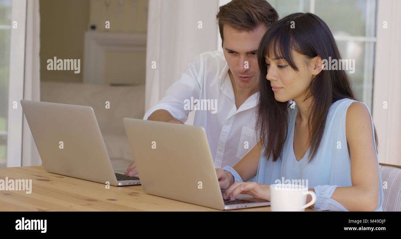 Mann und Frau gemeinsam auf Laptop-Computern Stockfoto