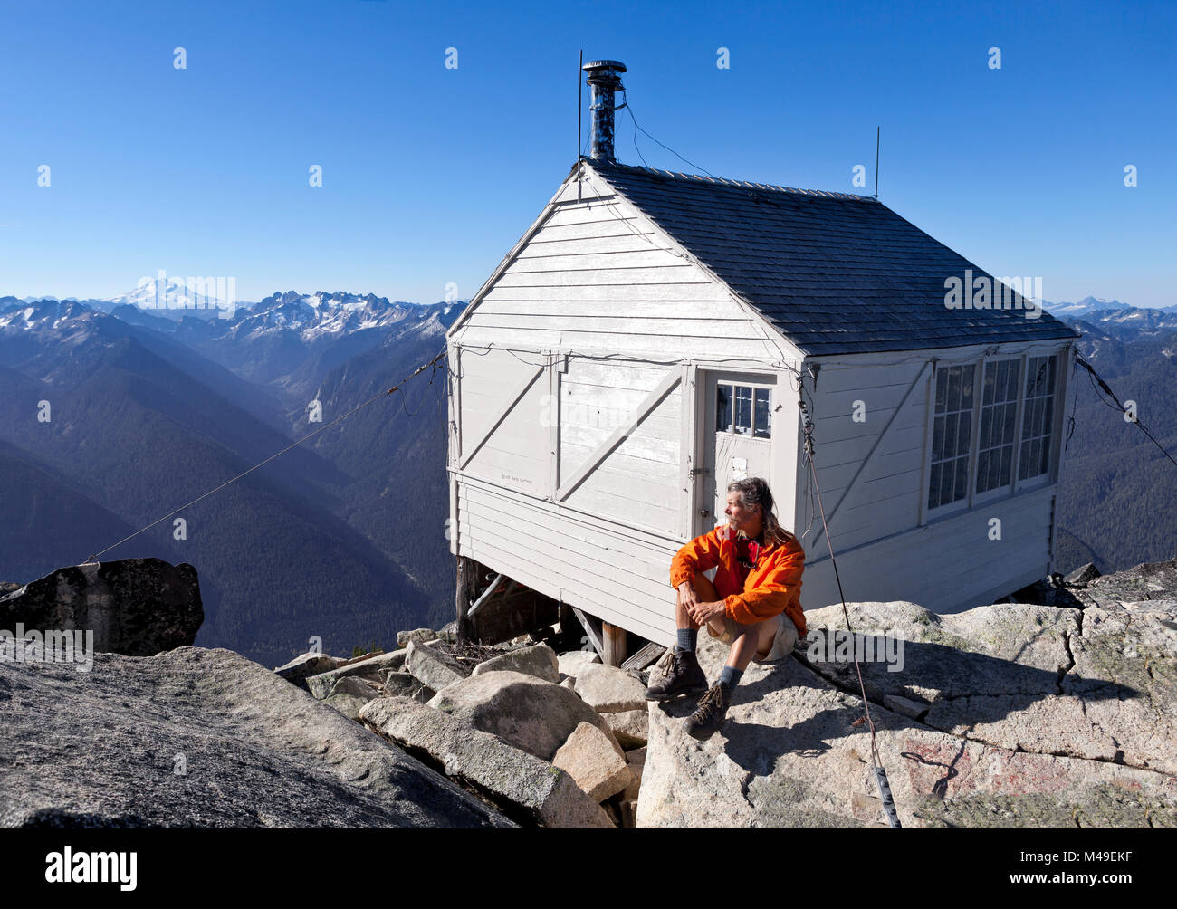 Fotograf Tom Kirkendall außerhalb versteckten See Aussichtspunkt, Mount Baker Snoqualmie National Forest, Washington, USA, September 2014 sitzen. Model Released Stockfoto