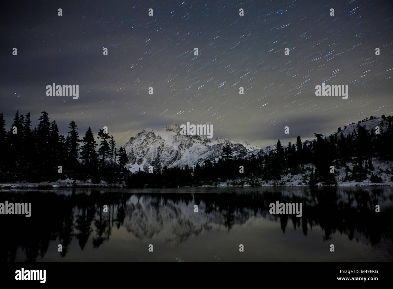 Sterne über Mount Shuksan, in Bild See, Heather Lake National Recreation Area, Washington, USA, November 2014 wider. Stockfoto