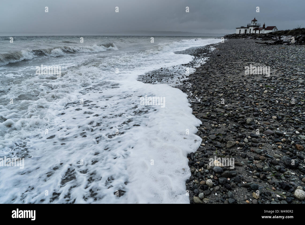 Usa, Washington, Seattle, West Point Lighthouse in Discovery Park an einem stürmischen Tag. Stockfoto
