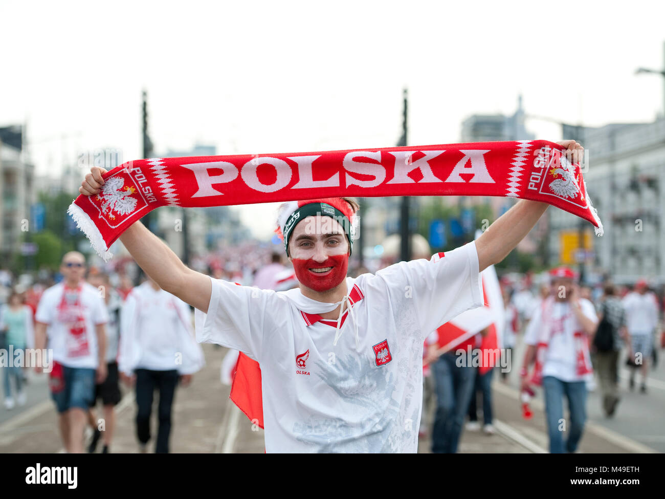 Polnische Fußball-Fan zu Fuß zu den polnischen Nationalstadion in Warschau für die Euro 2012 Polen - Russland Gruppe A überein. 12. Juni 2012 Stockfoto