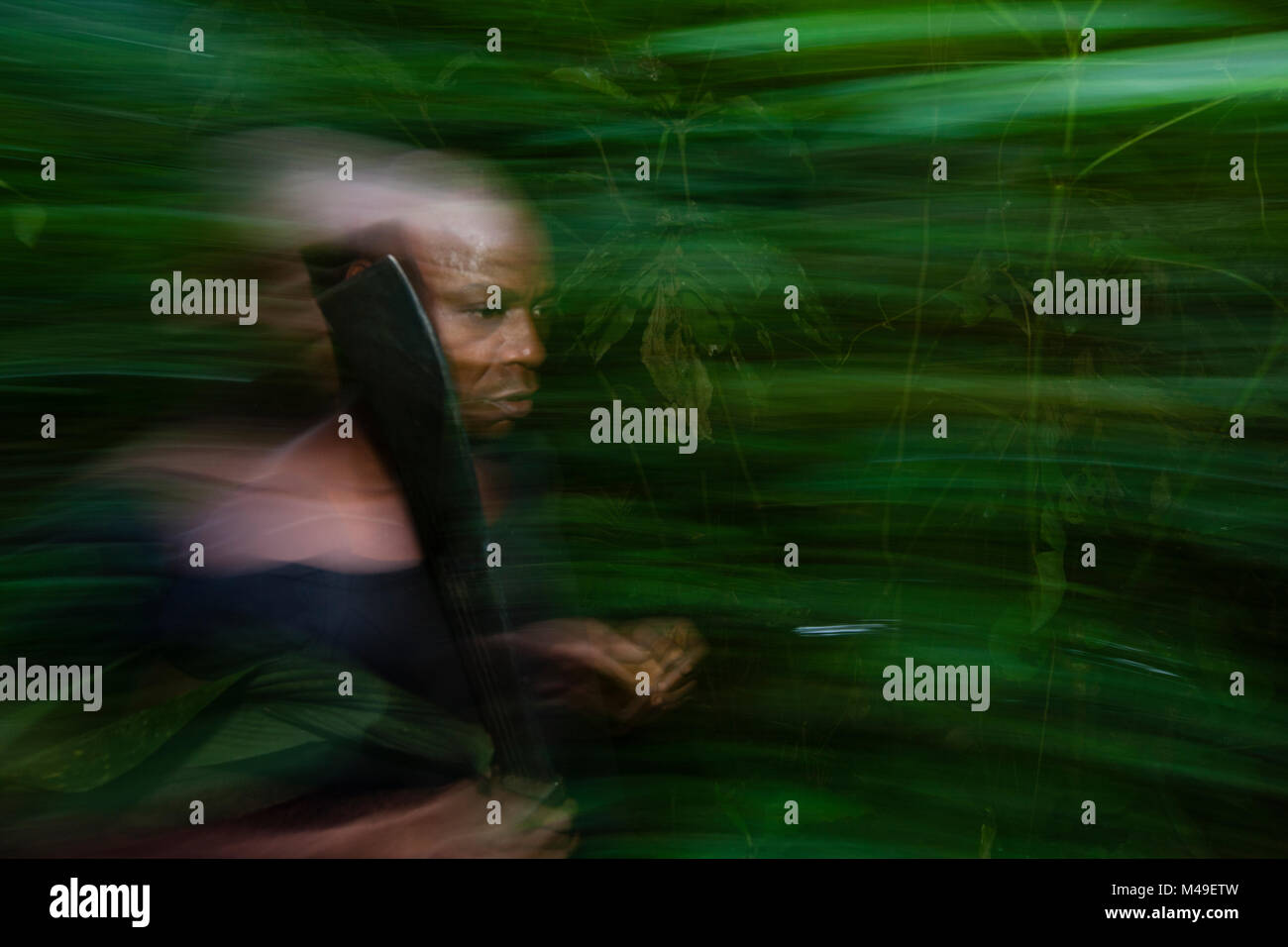 Baka Mann während der Jagd läuft, South East Kamerun, Juli 2008. Stockfoto