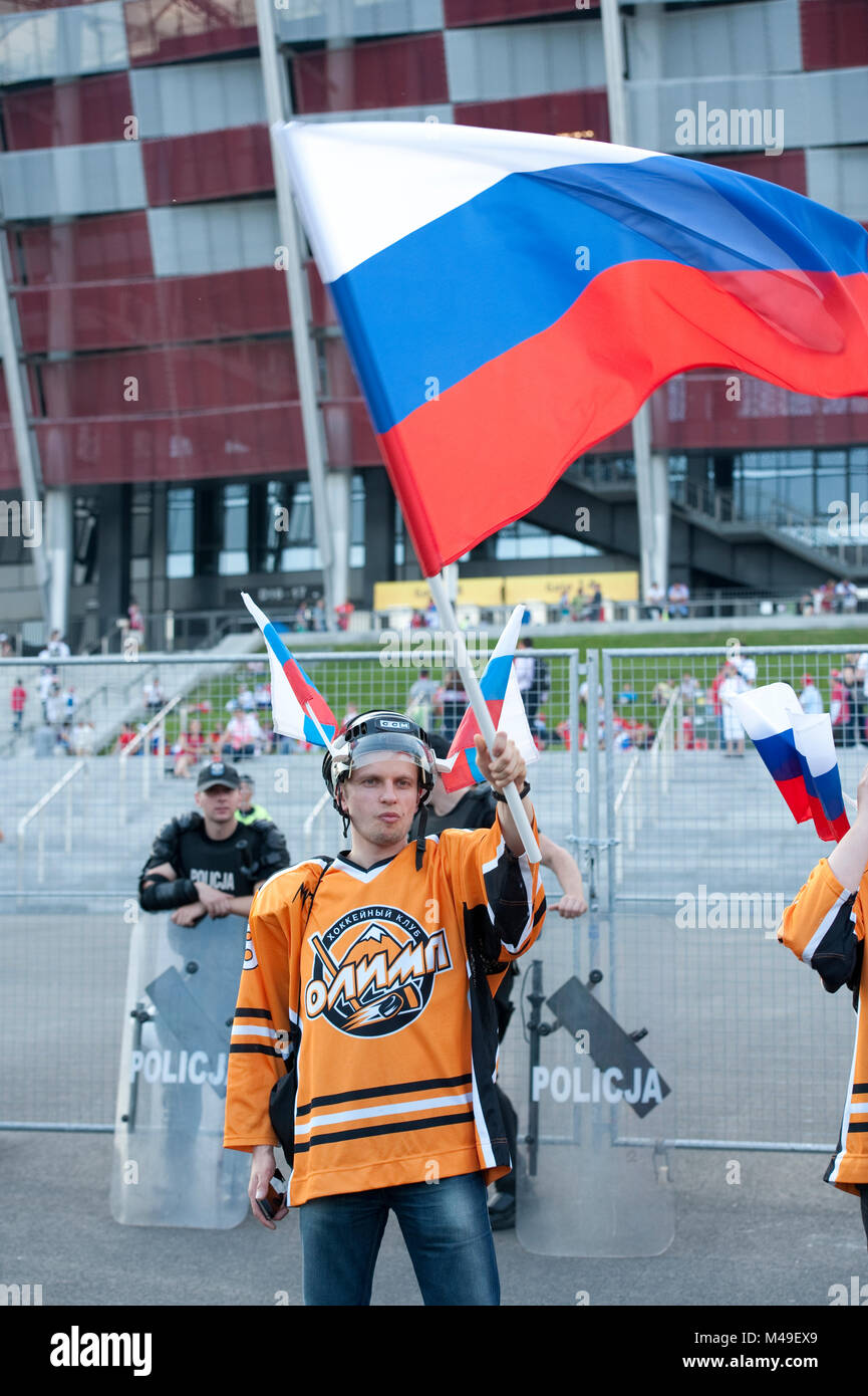 EURO 2012. National Stadium, Warschau. Russland/Griechenland. Vor Spielbeginn, Russische Lüfter in Russische Eishockey Gang. 16. Juni 2012. Stockfoto