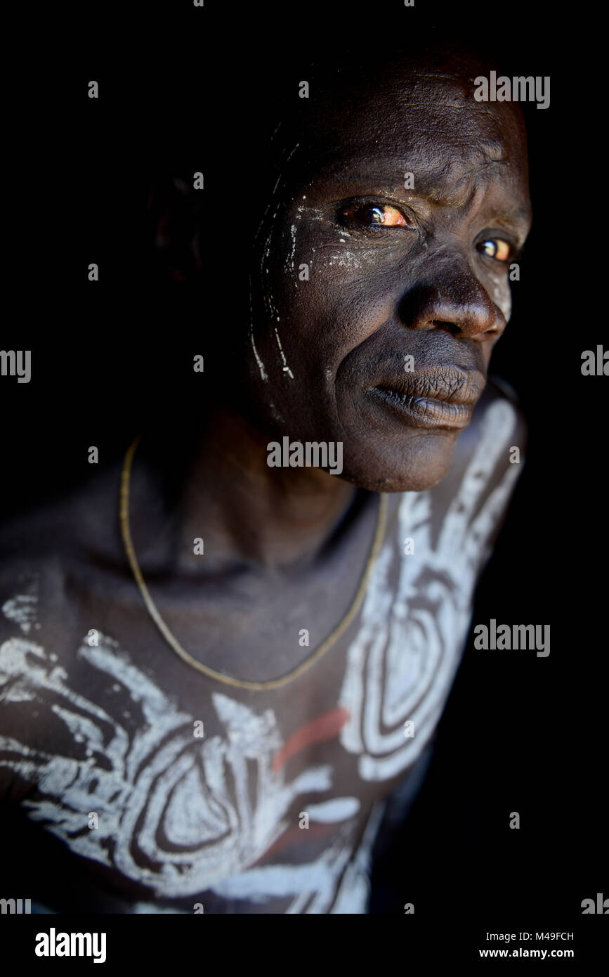 Mann mit Body Paint. Mursi Chief, Omo Tal. Äthiopien. Stockfoto