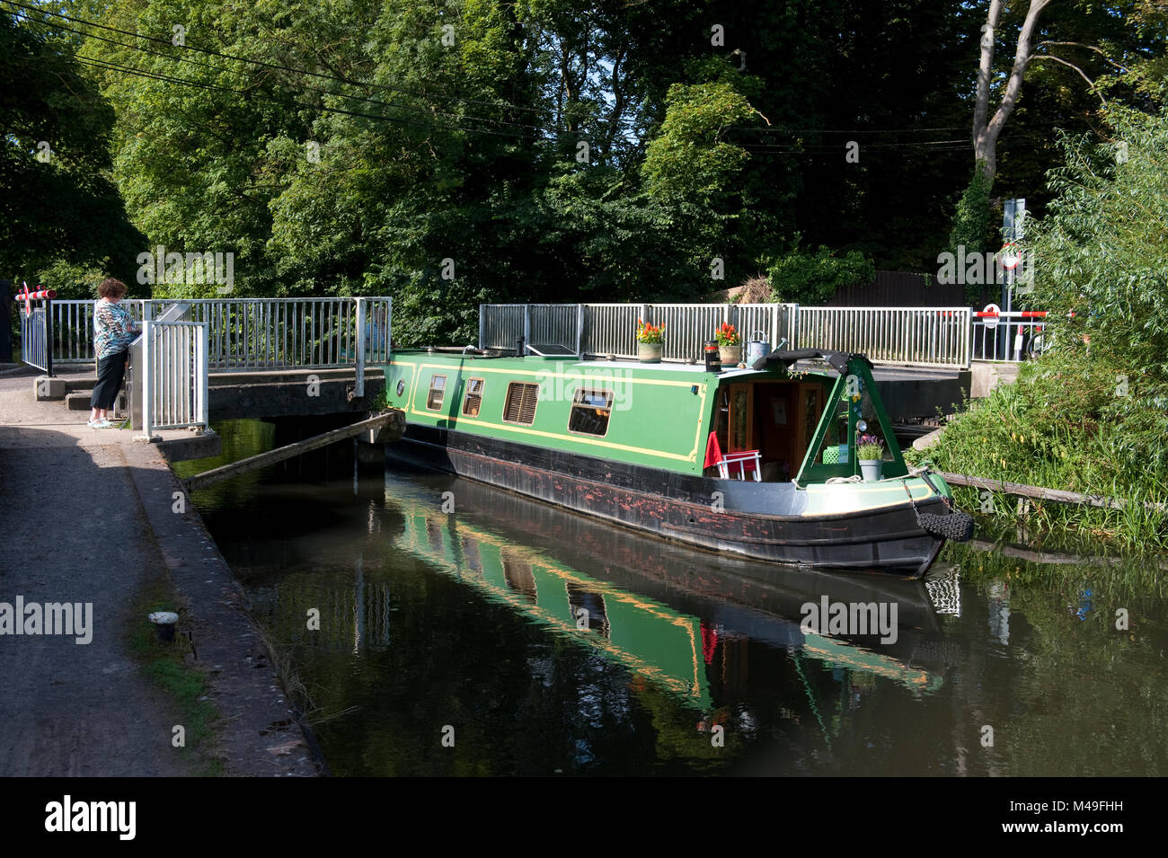 15-04 durch Theale Swing Bridge auf dem Kennet und Avon, Berkshire, England. Station Road Stockfoto