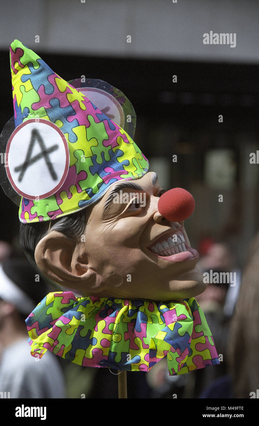 Tony Blair Kopf Karikatur auf einem Stick während der Tag der Proteste in London 2002 Stockfoto