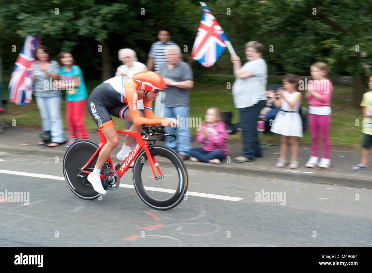 Olympischen Spiele 2012. Einzelzeitfahren der Frauen. 01/08/12. Ellen van Dijk, Reiten für die Niederlande, die durch Hersham, in der Nähe von Esher, Surrey, Engla Stockfoto