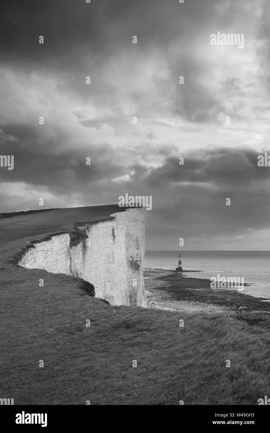 Schöne schwarze und weiße Landschaft Bild von Beachy Headt Leuchtturm auf der South Downs National Park während der stürmischen Himmel Stockfoto