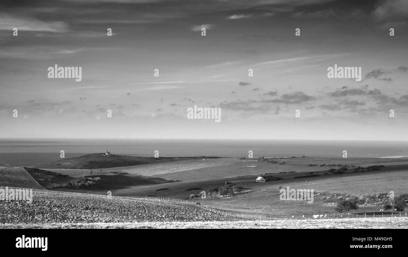 Schöne schwarze und weiße Landschaft Bild von Belle Tout lighthouse auf der South Downs National Park während der stürmischen Himmel Stockfoto