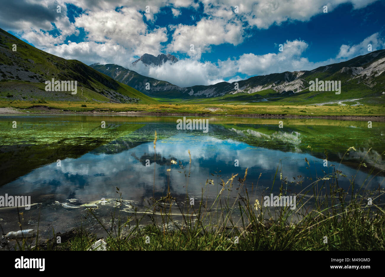 Spiegelungen des wolkigen Himmels im Teich von Pietransoni, im Gran Sasso und im Nationalpark Monti della Laga. Abruzzen, Italien, Europa Stockfoto