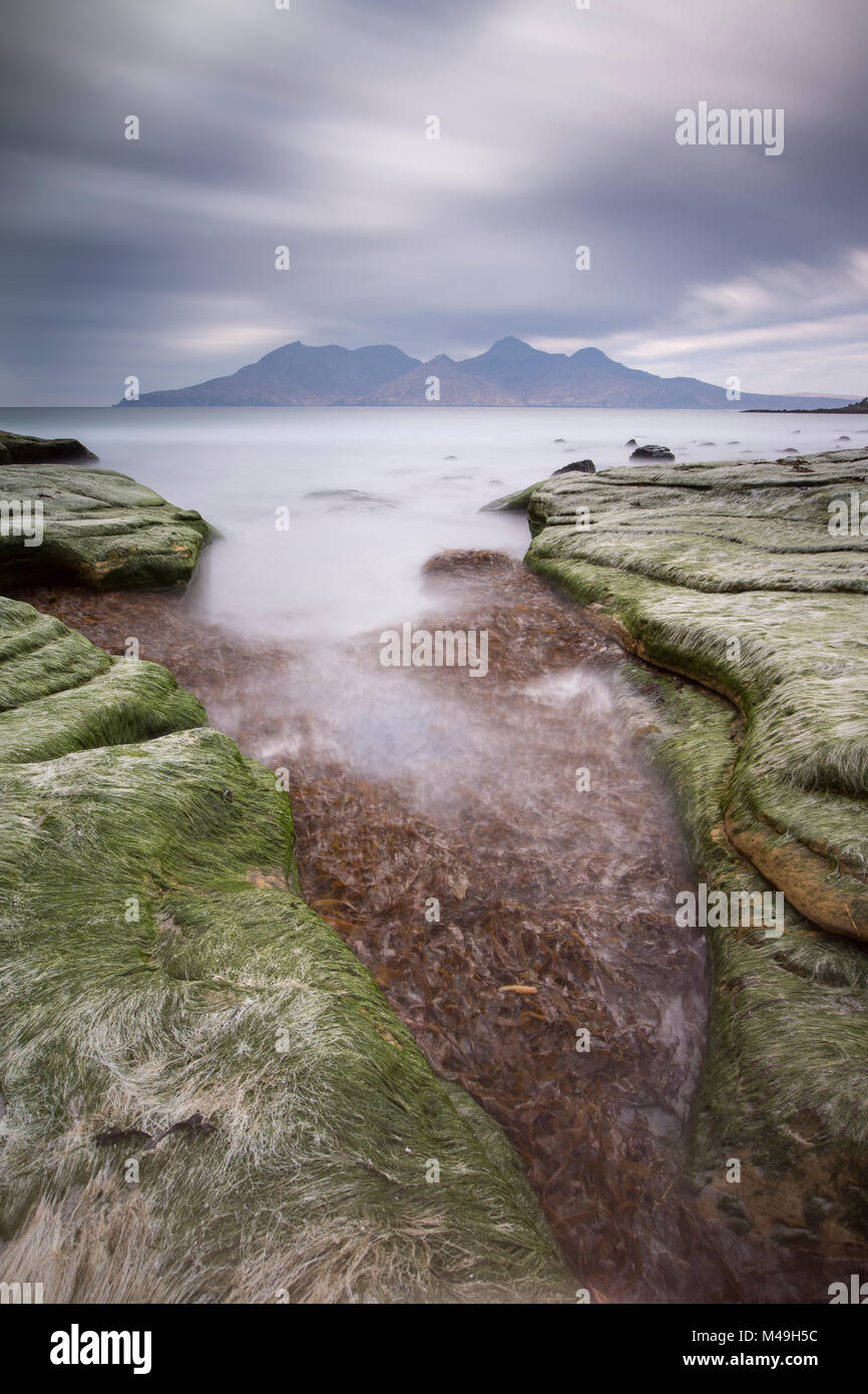 Blick Richtung Insel Rum von Singing Sands Beach, Insel Eigg, Innere Hebriden, Schottland, UK, April 2014. Stockfoto