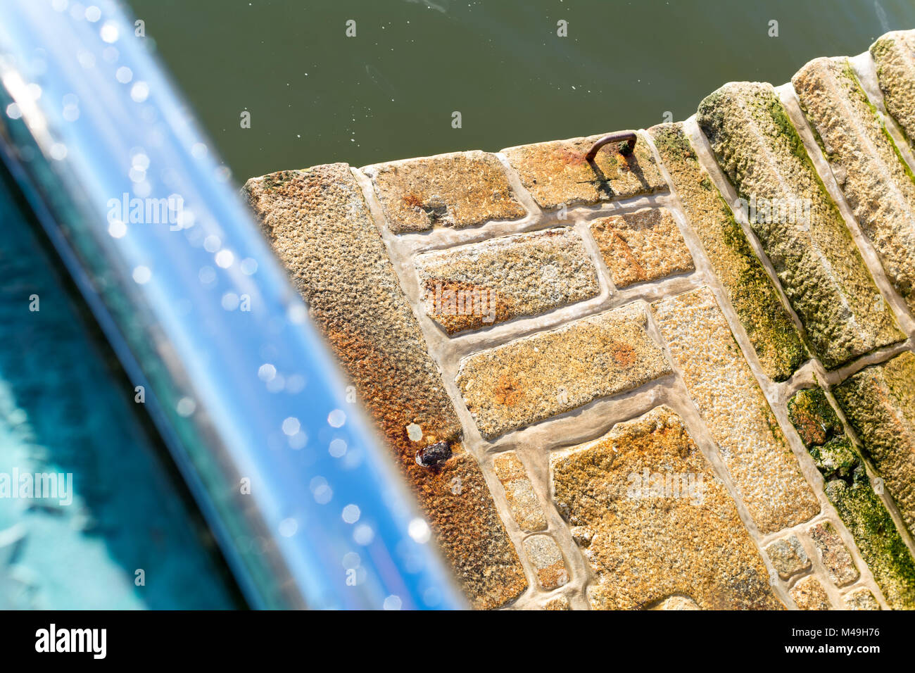 Mayflower Schritte in der Barbican, Plymouth auf einem sonnigen Februartag, mit Wassertropfen auf dem Metall Skulptur Stockfoto