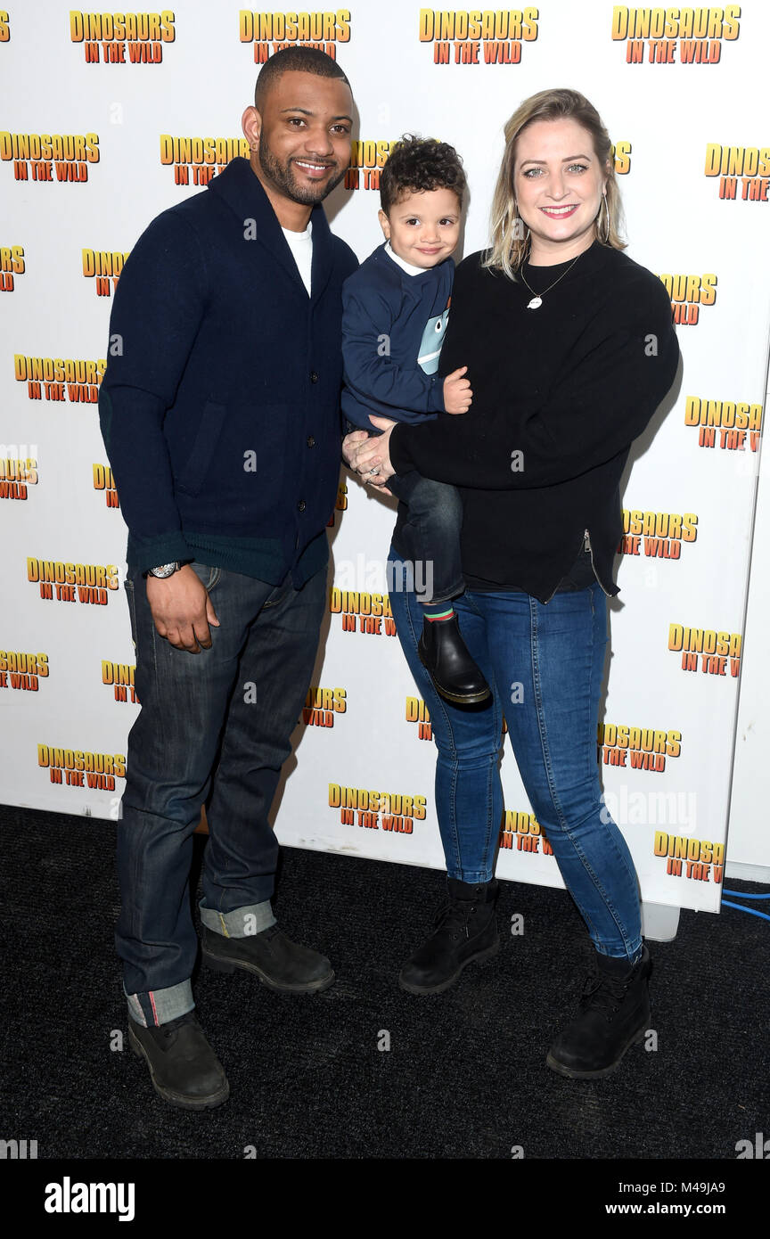 Foto muss Gutgeschrieben © Alpha Presse 079965 13/02/2018 Jonathan JB Gill JLS und Frau Chloe Tangney mit Sohn Ace Dinosaurier in der Wilden auf der Halbinsel von Greenwich London Stockfoto