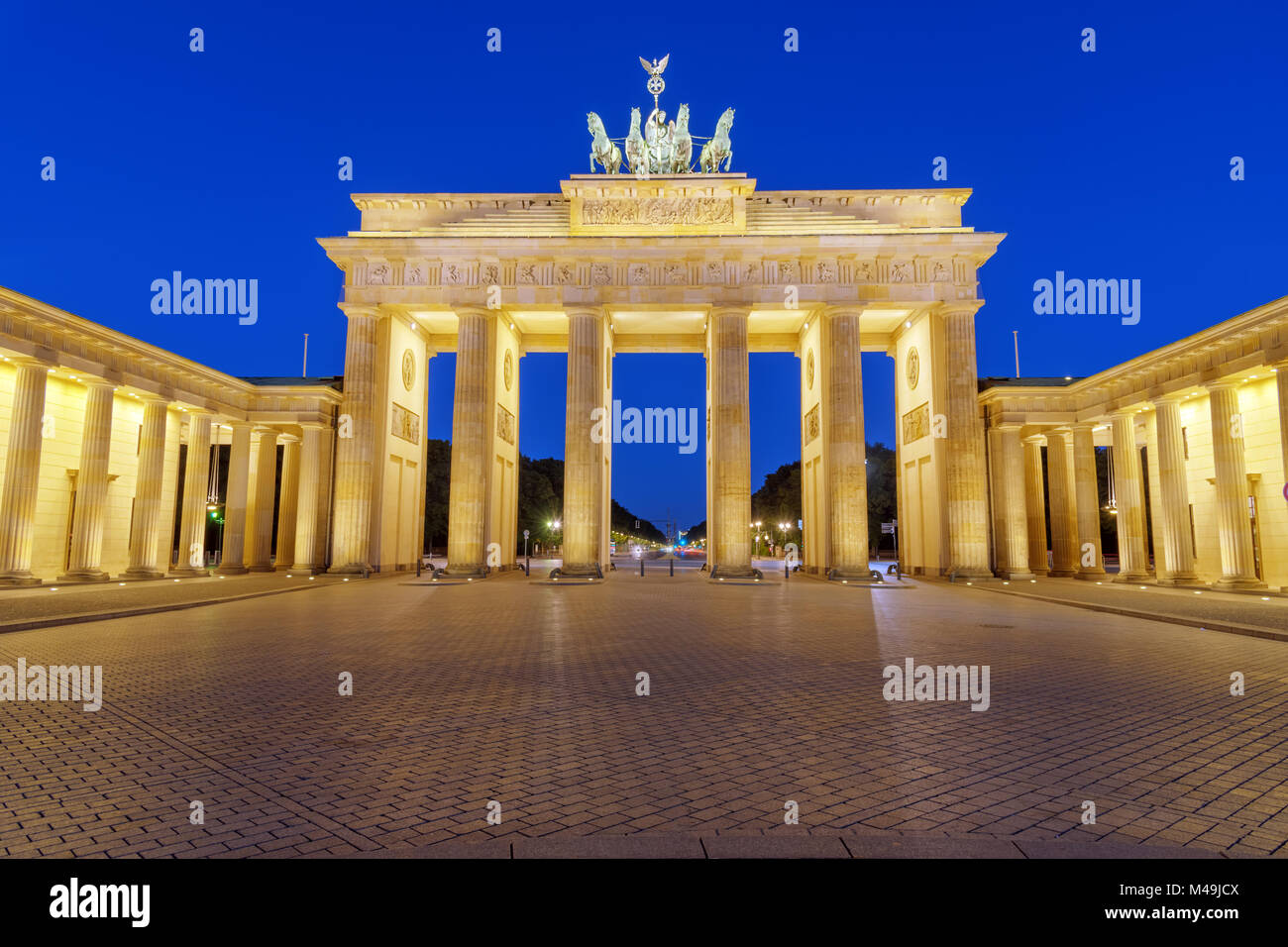 Das Brandenburger Tor in Berlin bei Nacht Stockfoto