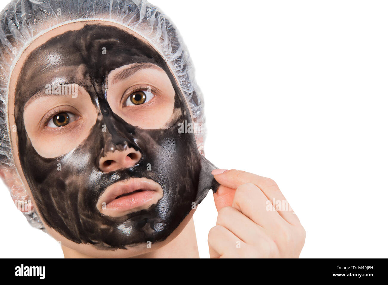 Thema der Schönheit und Pflege der Haut. Mädchen mit Peel-off Maske auf das Gesicht auf weißem Hintergrund. Stockfoto