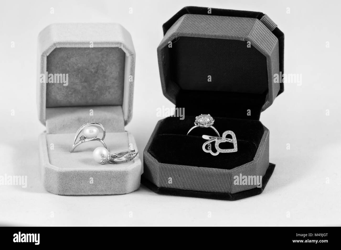 Goldene Ringe und Ohrringe mit Perlen und Edelsteine. Stockfoto