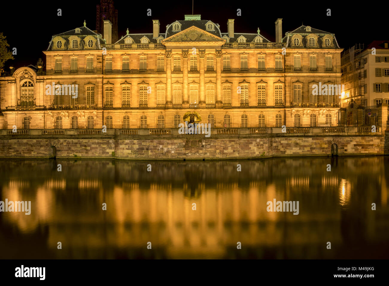 Rohan-Palast von Straßburg und seine Wasserreflexion Stockfoto