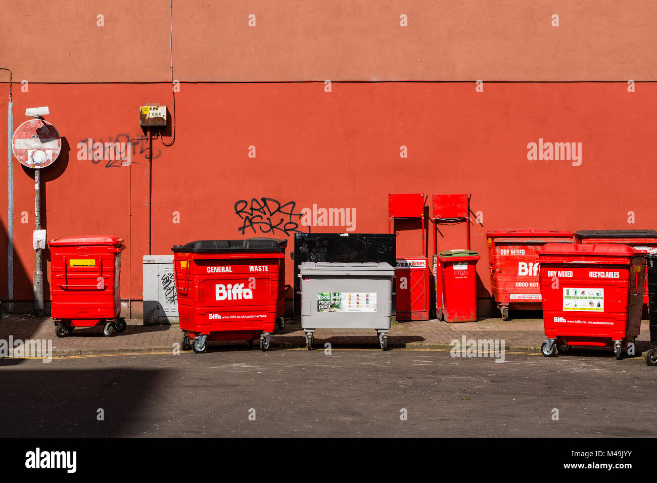 Biffa gewerbliche Mülltonnen in einer britischen Stadtstraße, Dundas Street, Glasgow, Schottland, Vereinigtes Königreich, Europa Stockfoto