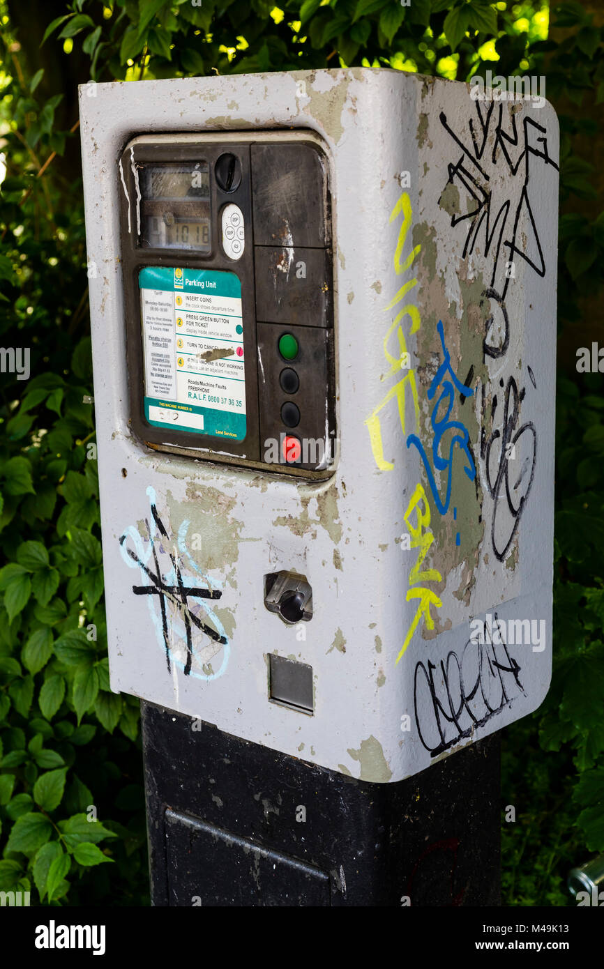 Ein alter vandalisierter Parkplatzmesser mit Graffiti, Glasgow, Schottland, Großbritannien Stockfoto