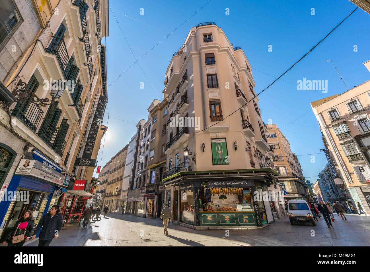 Madrid, Spanien - 18. Januar 2018: Die Calle Preciados, Carmen, Rompelanzas und Maestro Victoria Straßen Kreuzung Zentrum Madrids. Stockfoto