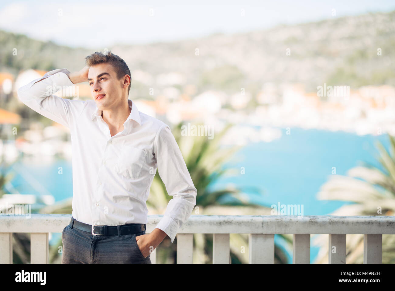 Lächelnden jungen Person erleben die Reword für harte Arbeit, genießen Sie entspannte Ferien im Resort. Glück und Sonne. erfolgreicher Mann verdiente Va Stockfoto