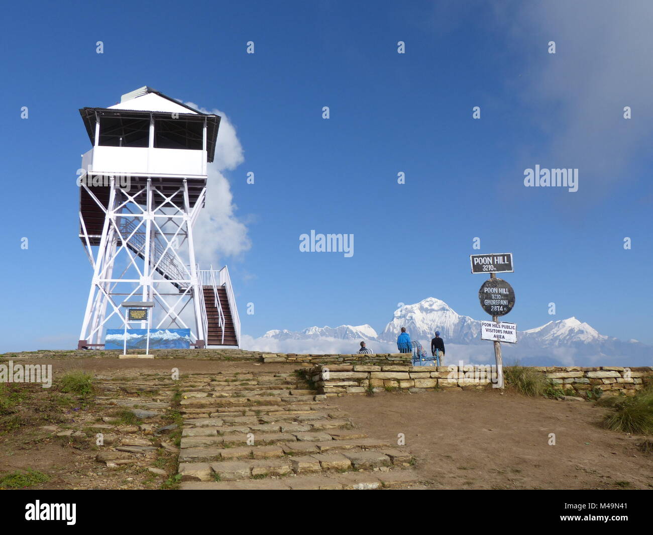 Aussichtsturm und Touristen auf Poon Hill - einer der schönsten Aussichtspunkte des Himalaya in Nepal besucht, Blick auf Dhaulagiri, Annapurna Umrundung Stockfoto