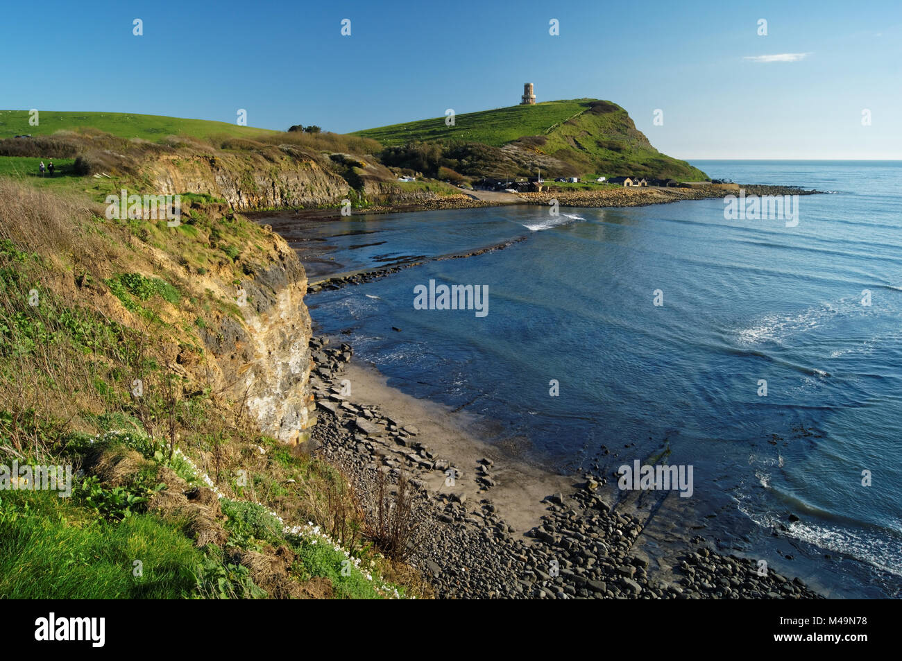 UK, Dorset, Kimmeridge Bucht mit Clavell Turm im Hintergrund Stockfoto