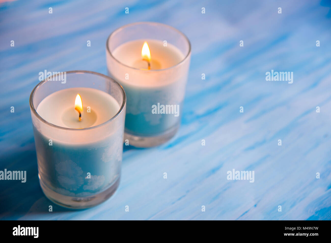 Zwei beleuchtete Kerzen. Stockfoto