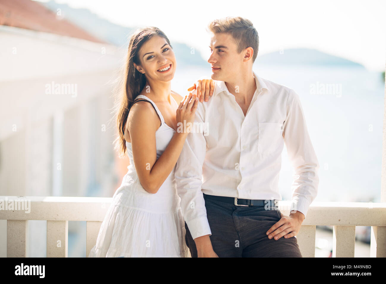 Paar Ausgaben Urlaub auf der tropischen Insel. Brautpaar Honeymoon auf Seebad. Wahre Liebe. Paar in Liebe. Flirten und Emotionen beeinflussen. Stockfoto