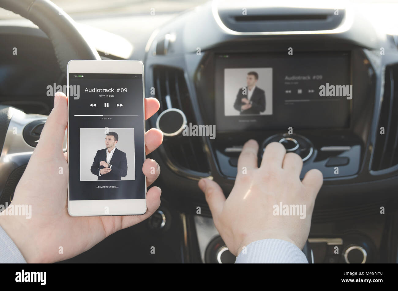 Musik hören. Smart Phone zu Car Audio System angeschlossen. Music Player Auto smart phone Wireless Connection komfortable Konzept Stockfoto