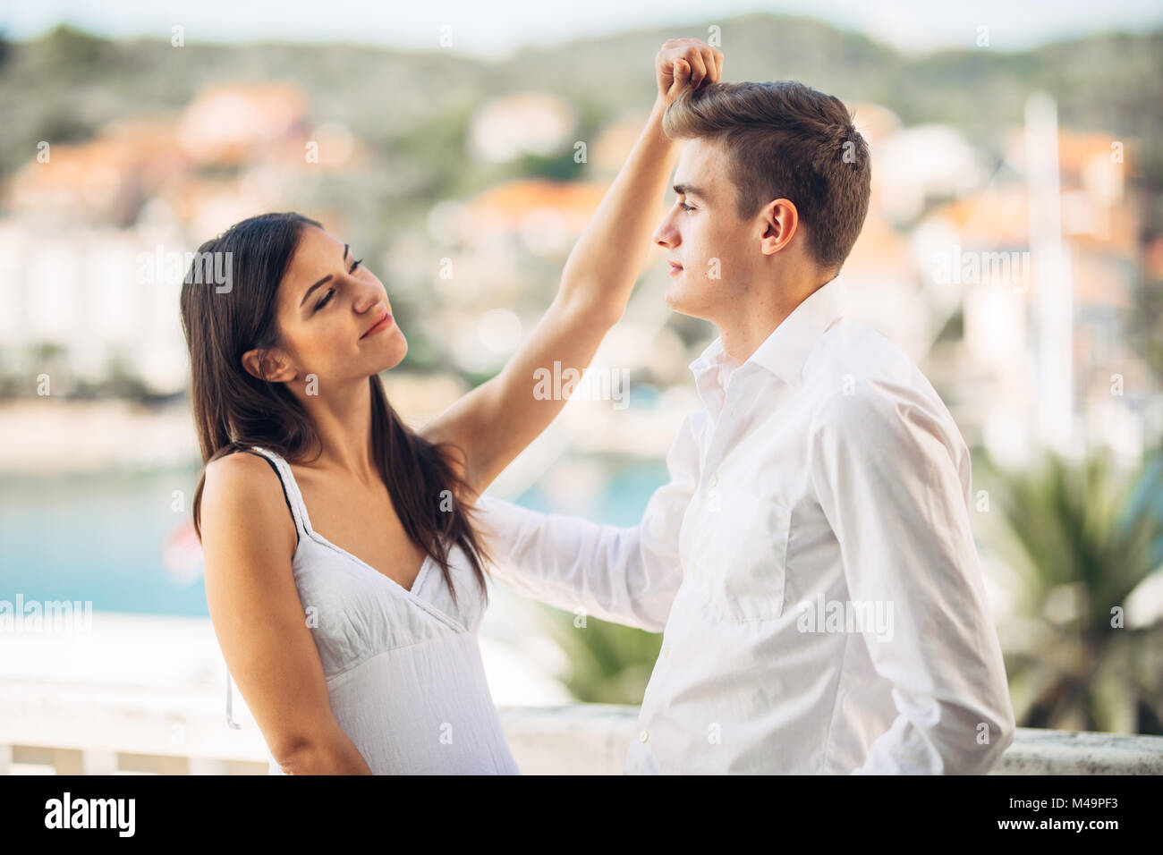 Glückliches Paar in Liebe auf einem Sommerurlaub Urlaub. Feiern, Urlaub, Jubiläum, Verlobung. Ernsthafte Beziehung. Zwei Personen schließen und angezogen Stockfoto