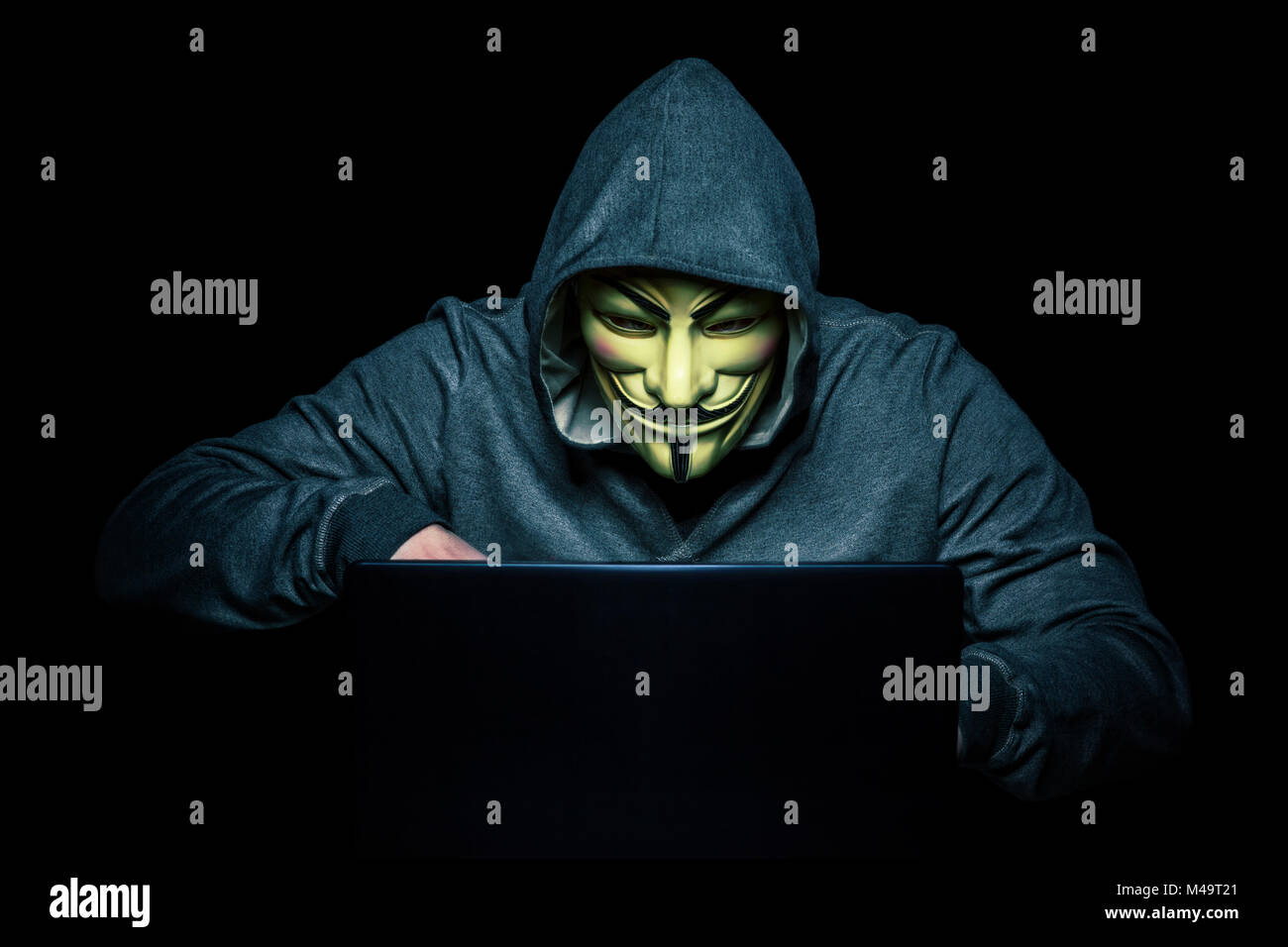 Mailand, Italien, Februar 2018: Hacker Verschleiß anonymus Maske mit Notebook im Dunkeln. Editorial Foto. Stockfoto