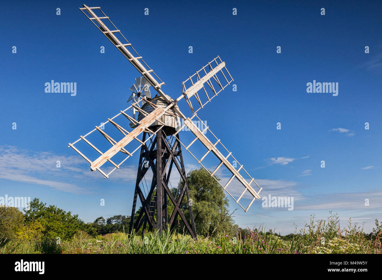 Friedhelm's Mühle, ein Skelett Windmühle oder Wind Pumpe in den Norfolk Broads, Norfolk, England. Stockfoto