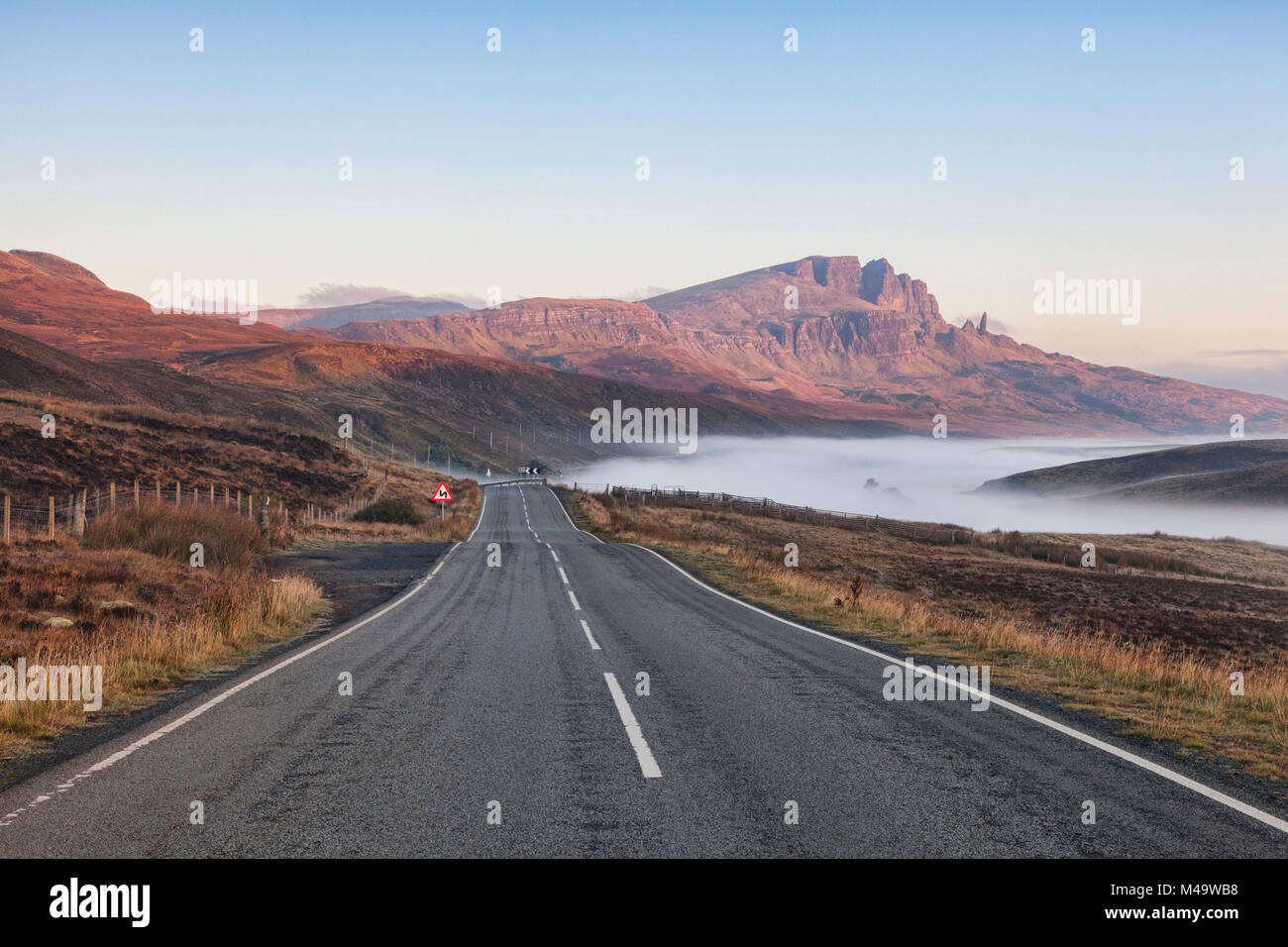 Die offene Straße an einem nebligen Morgen im Herbst Storr, Isle of Skye, Innere Hebriden, Schottland, Großbritannien Stockfoto