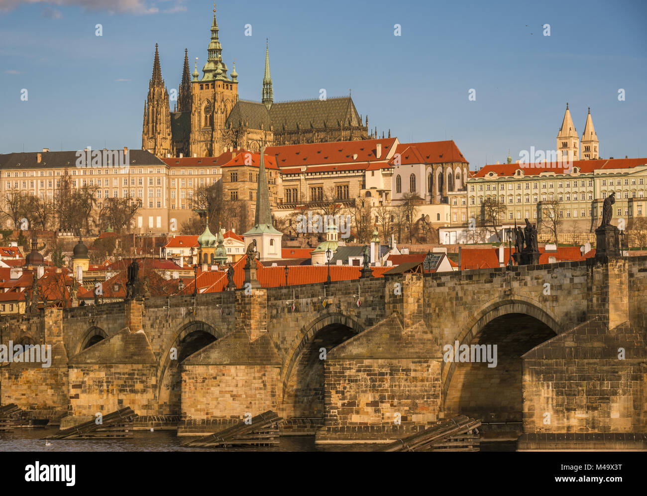 Karlsbrücke nah oben und St. Vitus Cathedral im Hintergrund Stockfoto