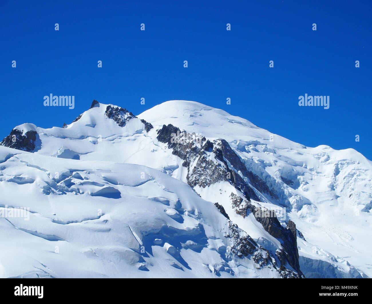 MONT BLANC Gipfel der Alpen Reihe Landschaften in der Schönheit der Französischen Alpen von Aiguille du Midi in Chamonix in Frankreich gesehen mit klarem, blauem Himmel in 201 Stockfoto