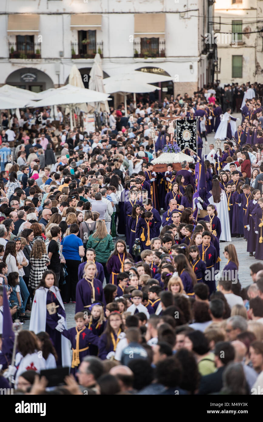 Die päpstlichen und königlichen Bruderschaft Unseres Herrn Jesus von Nazareth und der Muttergottes der Barmherzigkeit in Cáceres. Stockfoto